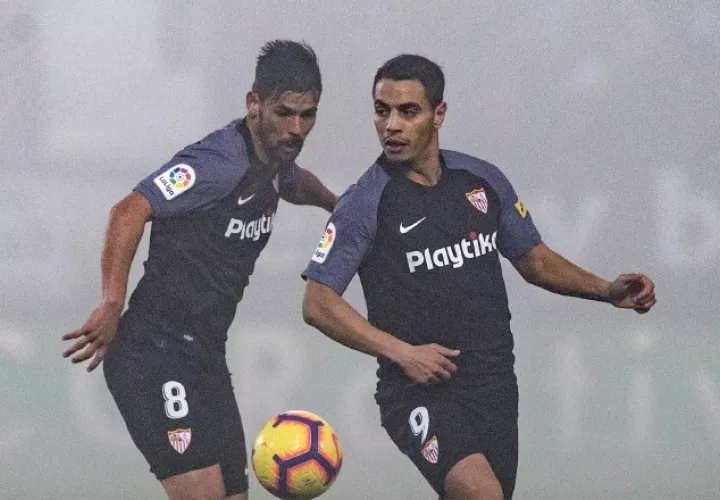 Wissam Ben Yedder (d), goleador del Sevilla. /Foto EFE