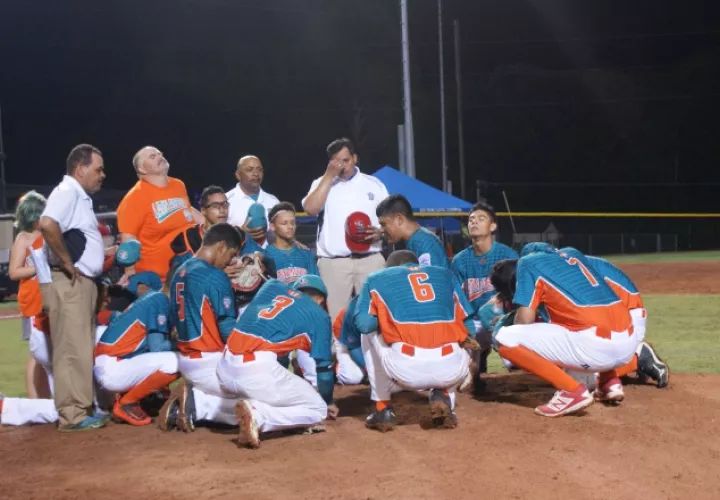 Bajo la dirección de Boris Polanco (centro), el equipo de Aguadulce ganó la Serie Mundial Intermedia el año pasado. /Foto Anayansi Gamez