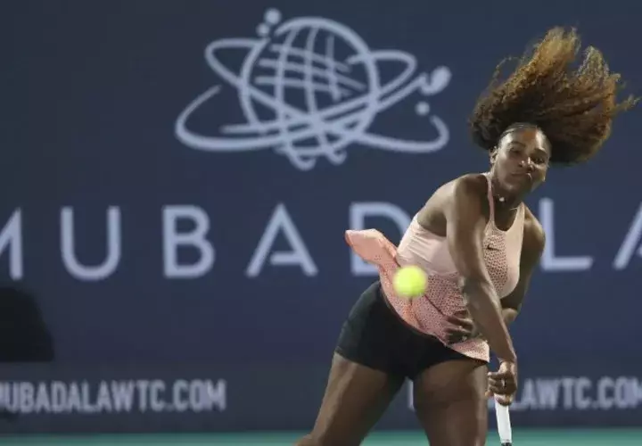 Serena juega un partido contra su hermana Venus enAbu Dhabi. /Foto AP
