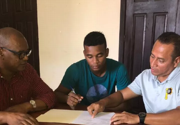 Wilbur Martínez (c) firma su vínculo con los Piratas de Pittsburgh. Cortesía