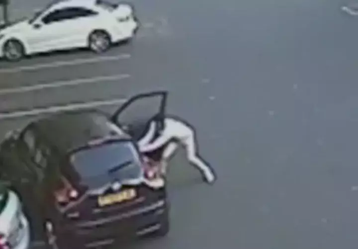 El jugador agrede a la mujer que estaba dentro del auto. Foto captura
