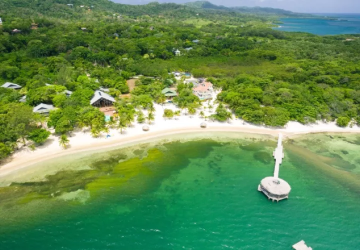 La isla hondureña de Roatán tiene playas con arenas increíblemente blancas y un pasado rico en historia. EFE