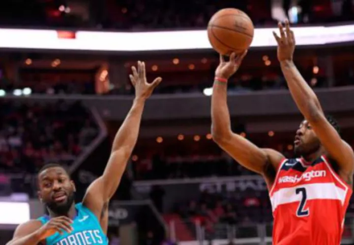 El jugador John Wall de los Wizards (izq.) /Foto AP