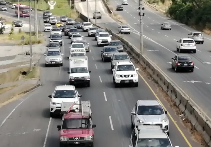 Desde tempranas horas de ayer, ya había tranque a la altura de La Espiga. /Foto Eric Montenegro