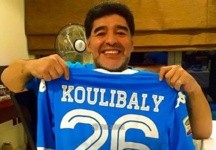 Maradona apareció con la camiseta de  Kalidou Koulibaly. /Foto diegomaradona.com