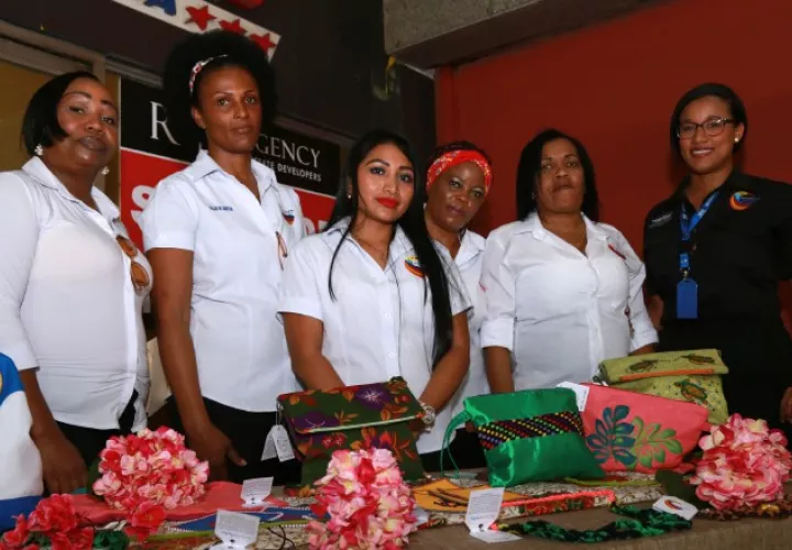 Zenovia junto a sus compañeras del programa y una funcionaria.