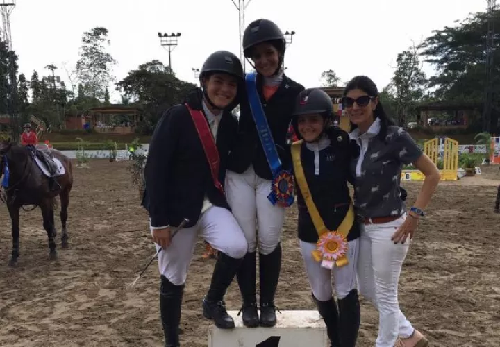 Anamae Orillac con atletas durante el nacional de equitación. /Foto Cortesía