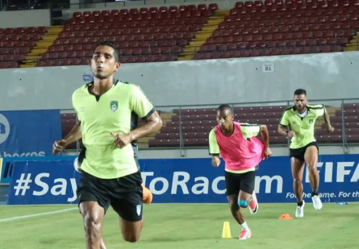 Carlos Rodríguez (izq), de Costa del Este, es convocado. /Foto @LPF