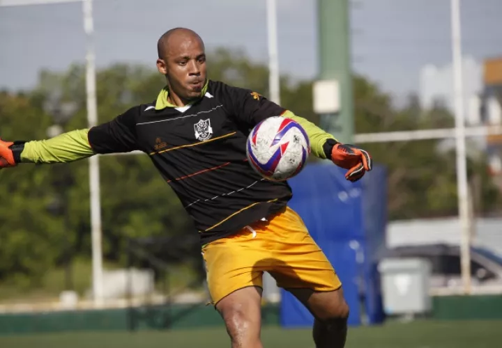 Óscar McFarlane jugó en la pasada temporada con Tauro.  Foto Anayansi Gamez