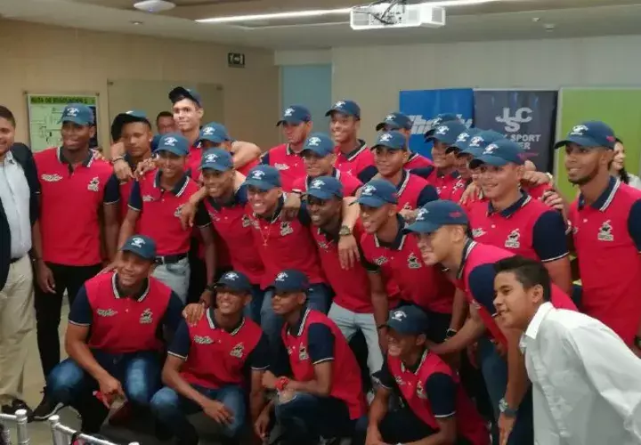 El equipo juvenil de Panamá Metro recibió ayer la indumentaria que utilizará a partir de este viernes. /Foto Cortesía
