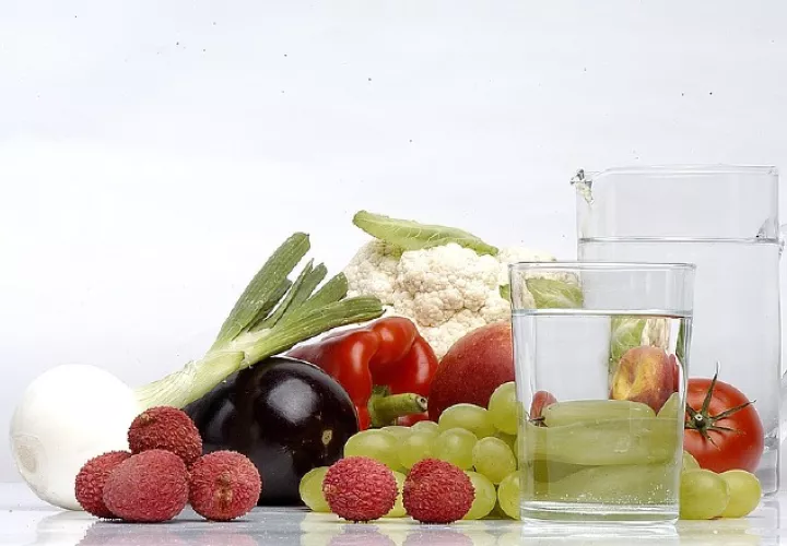 Comer frutas y beber agua. 