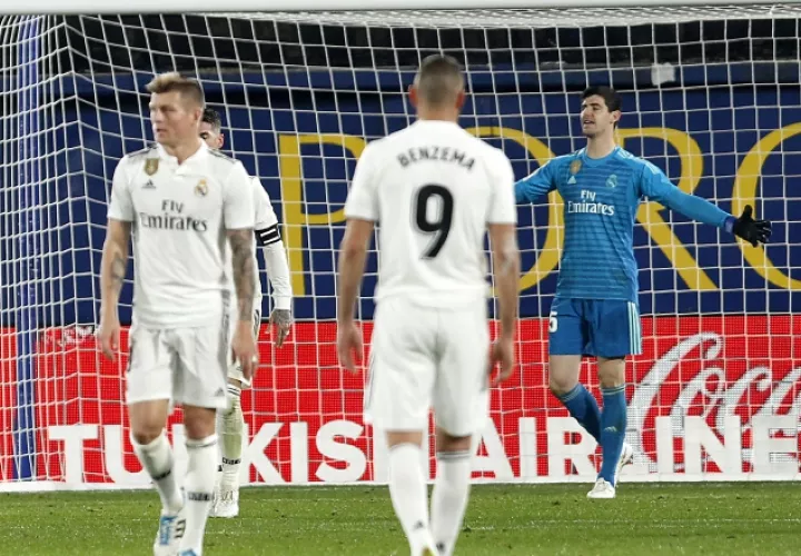 Los jugadores del Real Madrid lamentan el empate al minuto 82. /Foto AP