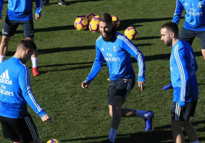 El defensa y capitán del Real Madrid Sergio Ramos (centro) durante los entrenamientos del equipo. /Foto EFE 