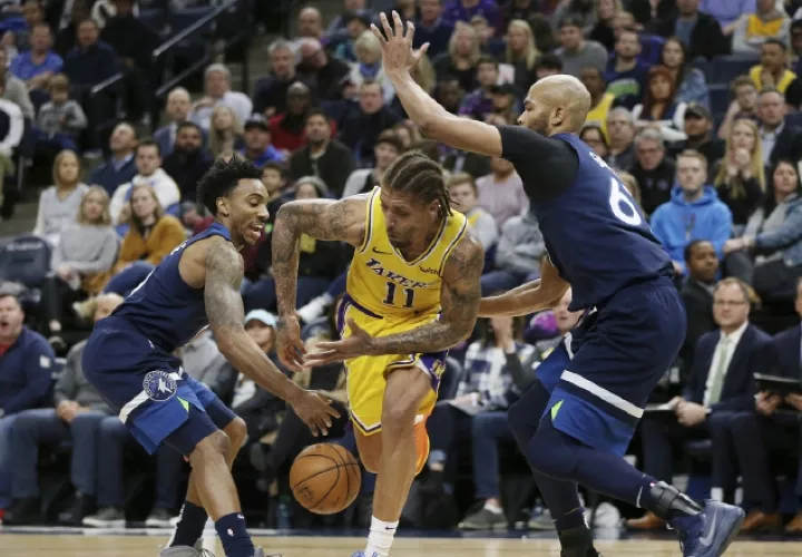 Michael Beasley (c) intenta evadir a Jeff Teague y Taj Gibson. /Foto AP
