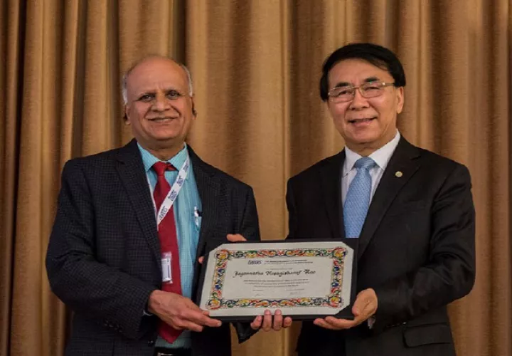 Dr. Jagannatha Rao recibiendo certificado de membresía. /Foto Cortesía