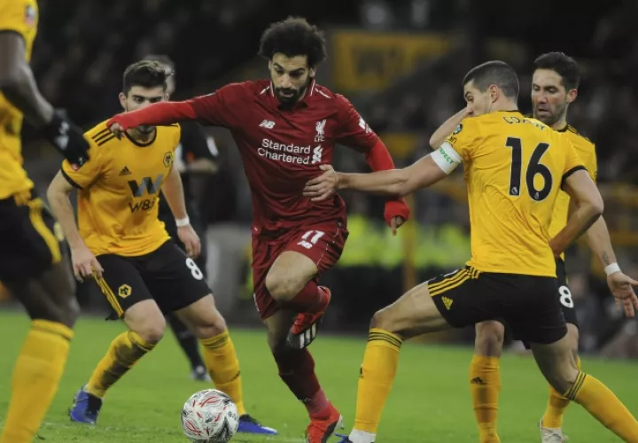 Mohamed Salah (c) no fue titular para Liverpool. /Foto AP
