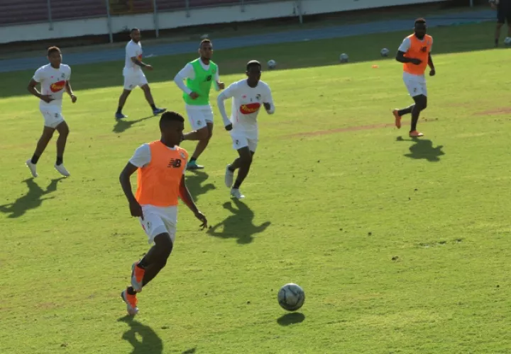 El bocatoreño Edson Sams conduce el balón en los entrenamientos. /Foto Anayansi Gamez