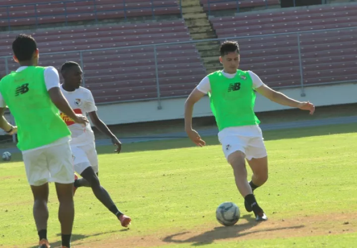 El defensa Jan Carlos Vargas (der.) en los entrenamientos de la selección mayor de fútbol. /Foto Anayansi Gamez