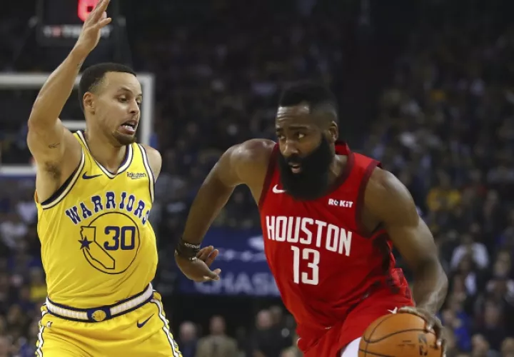 Stephen Curry, del Golden State, marca a James Harden. /Foto AP