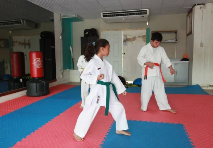Jóvenes hacen kata durante una practica en la escuela de Frías.