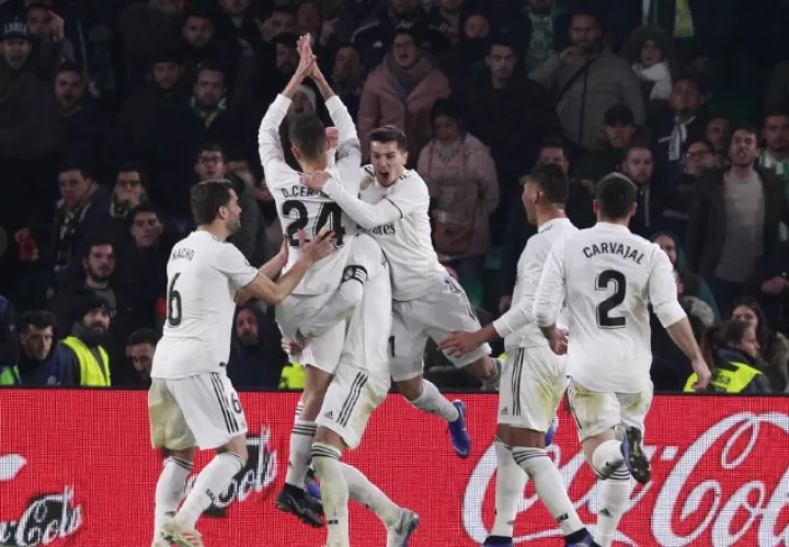Dani Ceballos (24) es felicitado por sus compañeros. /Foto AP