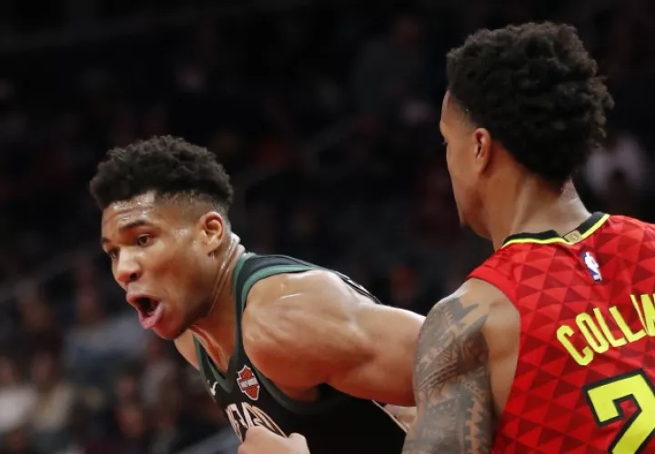 Giannis Antetokounmpo (izq.) /Foto AP