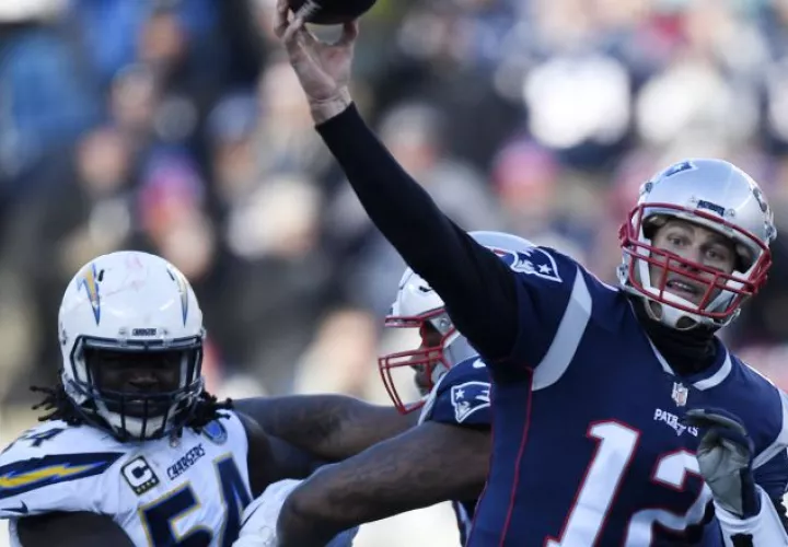 Tom Brady  (12) realiza un pase durante el partido entre los Patriots y Chargers de Los Ángeles. /Foto AP