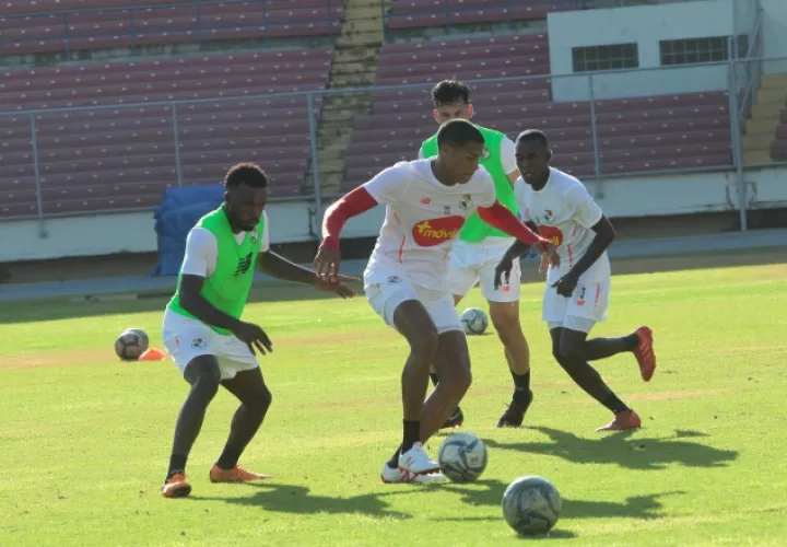 Selección mayor entrena con miras al  juego ante Estados Unidos. /Foto Anayansi Gamez