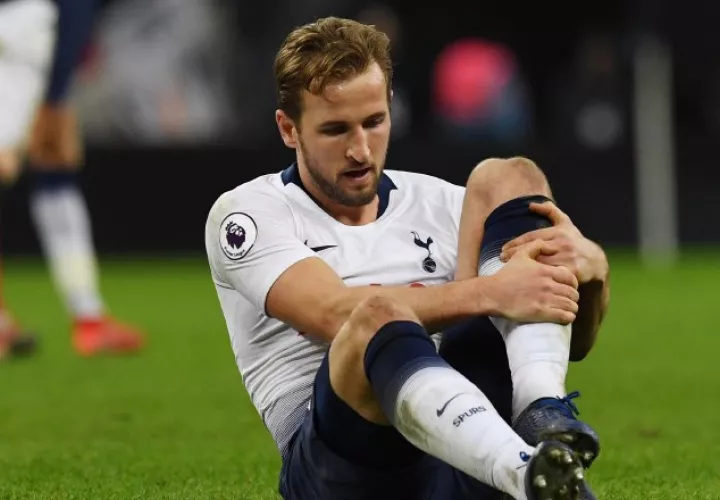 Harry Kane se queja de su lesión en el tobillo. /Foto EFE