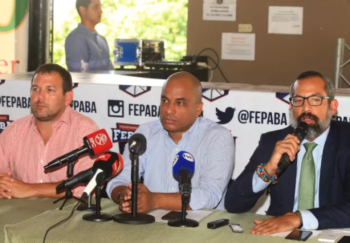 Jair Peralta (centro) y su junta directiva dio su versión sobre los señalamientos de los supuestos malos manejos económicos. /Foto Anayansi Gamez
