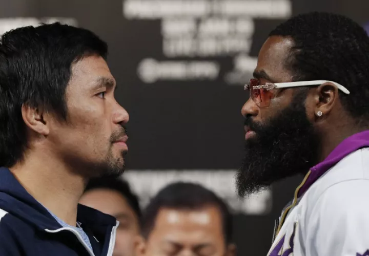 Manny Pacquiao (izq.) en su cara a cara con Adrien Broner. AP