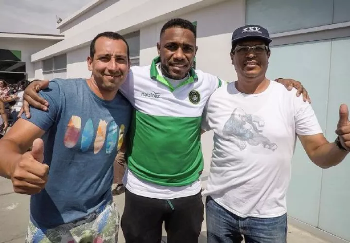 Luis "Matador" Tejada con su nueva camiseta en el fútbol de Perú. @PirataFC