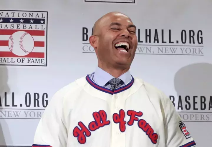 Mariano Rivera vistió la camiseta del Salón de la Fama ayer.
