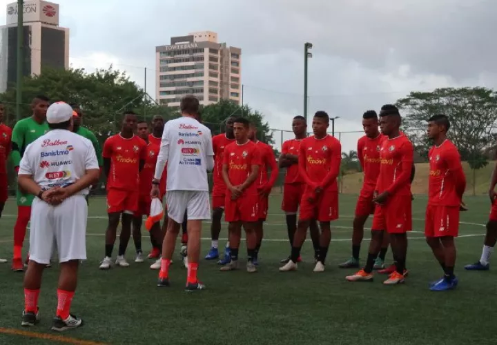 Gary Stempel conversa con los jugadores. @Fepafut