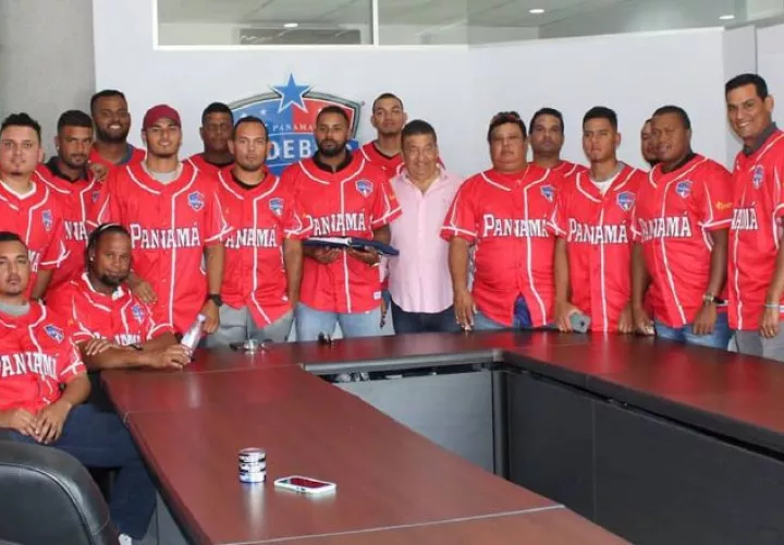 La selección de Panamá, compuesta por 24 jugadores, recibió el pabellón  ayer. @Fedebeis