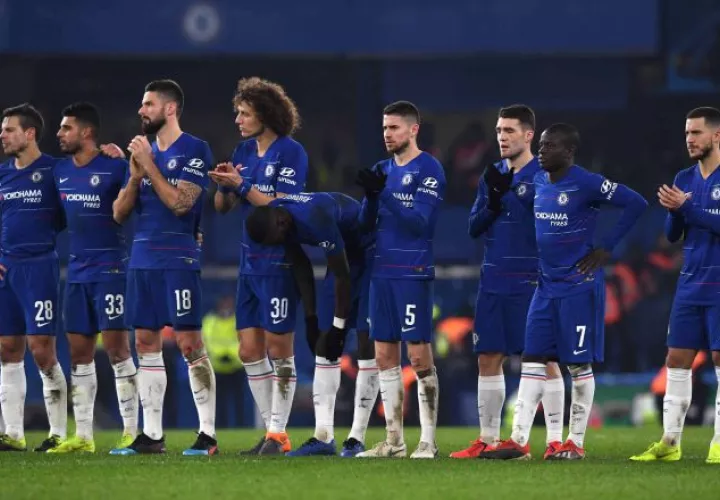 Jugadores del Chelsea observan la tanda de penales. EFE