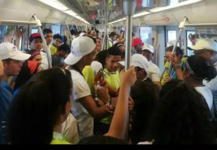 No importa si van caminando, en metro o bus, los peregrinos siempre van cantando y compartiendo con los panameños. Foto: Cortesía