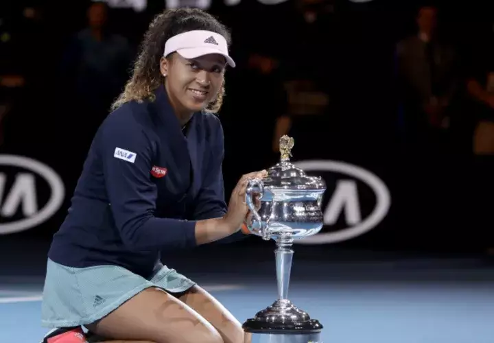 Naomi Osaka, posa junto al trofeo que la acredita como campeona del Abierto de Australia. AP