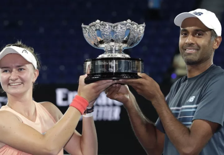 Barbora Krejcikova (izq.)  y Rajeev Ram festejan con el trofeo. AP 