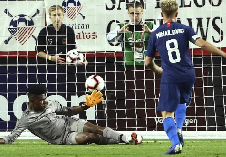 Djordje Mihailovic (8) anota el primer gol de Estados Unidos. AP