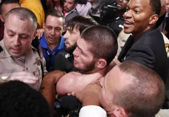 Nurmagomedov regresó al octágono para agredir a McGregor. AP