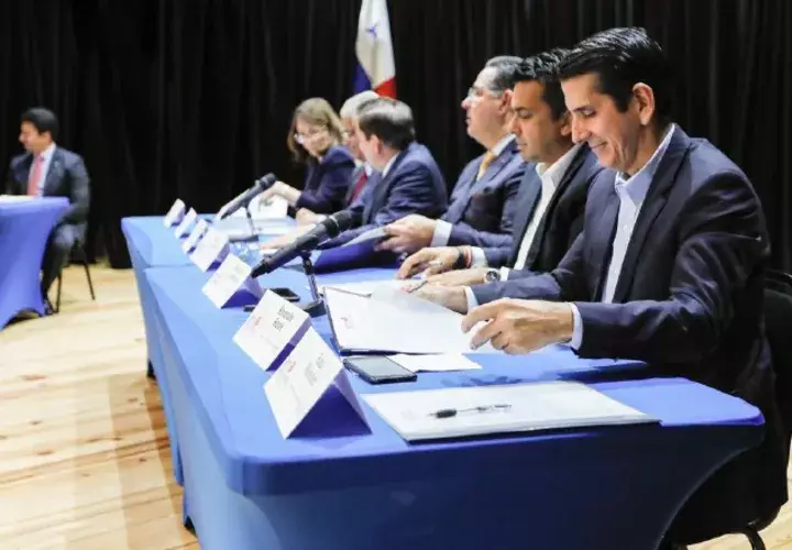 El compromiso lo firmaron los candidatos Roux, Lombana, Ameglio, Cortizo, Blandón y Ana Matilde Gómez. Twitter