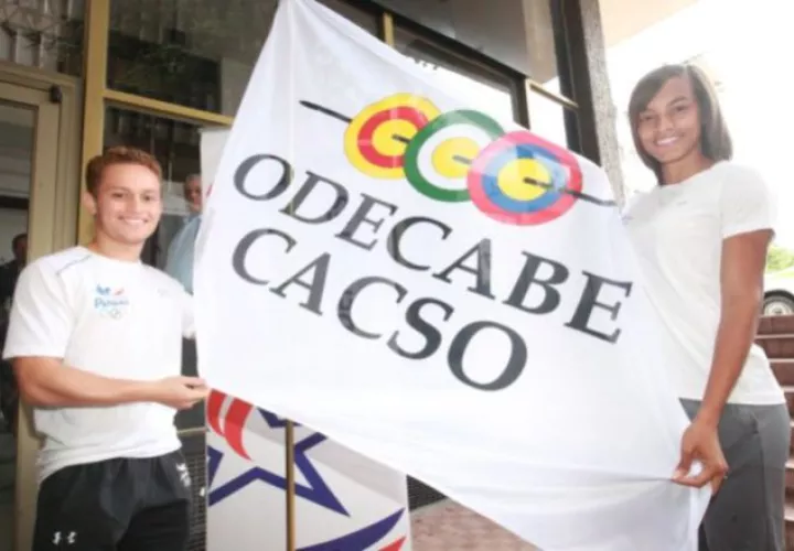 Atleta con la bandera de los juegos. Anayansi Gamez