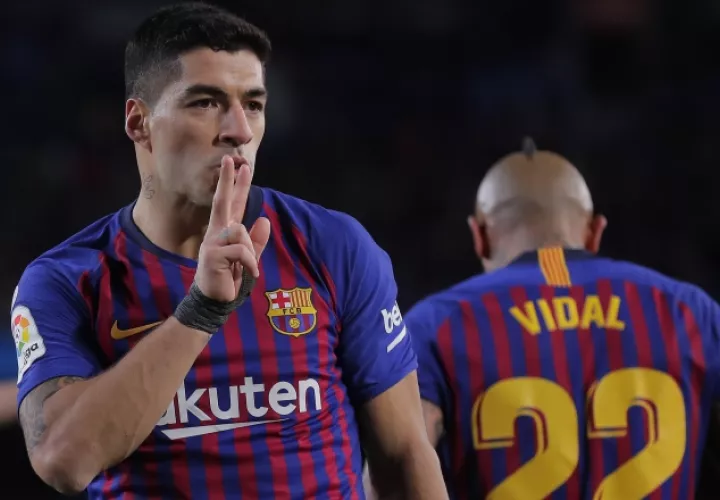 Luis Suárez festeja su gol ante el Sevilla.  AP