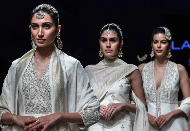 1.  Creaciones de la diseñadora india Anita Dongre.