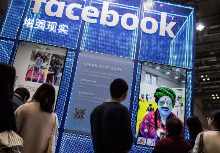 A medida que aumentaba el número de usuarios, también lo hacían las ganancias de la empresa y las de su creador. Antes de cumplir los 30 años, Zuckerberg ya era uno de los hombres más ricos del mundo. 