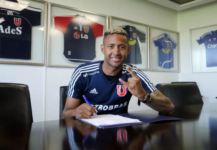 Gabriel Torres, durante la firma de su millonario contrato. Cortesía