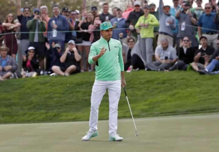Fowler ve de cerca el título. AP