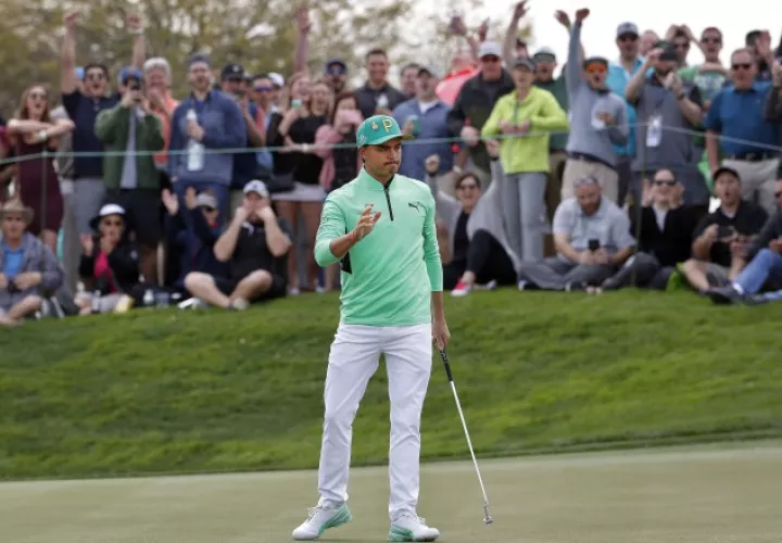 Fowler ve de cerca el título. AP