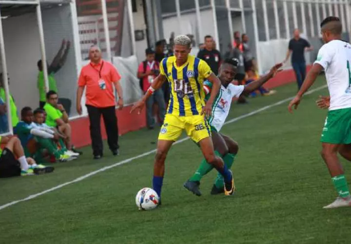 Universitario asumió el control del partido desde temprano, cuando anotó dos de sus tres goles. Anayansi Gamez